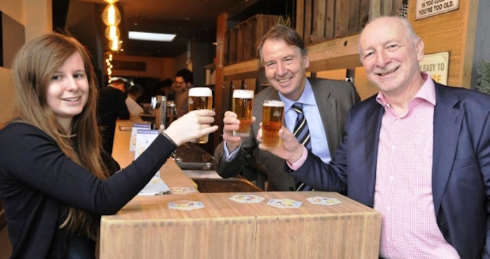 Distintas asociaciones de jóvenes organizarán eventos temáticos durante cada día que el pub abre, como fiestas de música house o funky, concursos, noches de monólogos o eventos de jazz. Foto: Twitter vía @ExpatBelgium