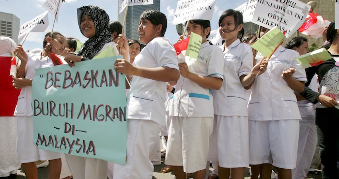 Mujeres pertenecientes al sector del servicio doméstico durante una manifestación en Malasia. Foto: EFE.