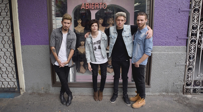 Una revista de espectáculos los contrató para presentarse en su stand durante la Expo 15, precisamente el evento donde hace unos años consiguieron sus primeros contratos, y sin querer les dio publicidad. Foto: Katia Tort/Vice