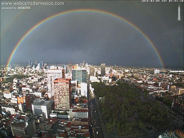 Alrededor de las 7:30 de este miércoles, un arco iris sorprendió a los capitalinos. Foto: @webcamsdemexico 