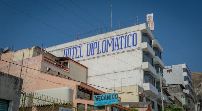 Fachada del Hotel El Diplomático en la capital de Guerrero, llamada "el epicentro del dolor nacional", por sus propios legisladores. Foto: Daniel Ojeda/VICE.