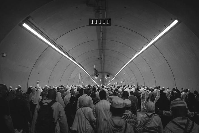 El túnel que conduce al puente Jamaraat, donde ocurre el ritual de lapidación del diablo. Foto: Vice/Yasin Osman