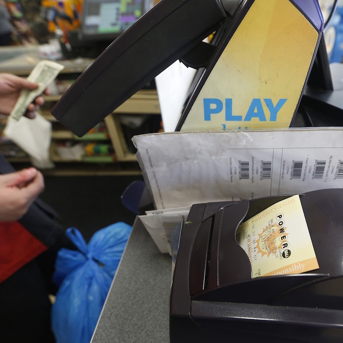 Las entradas para el sorteo de Powerball del sábado, que son de 2 dólares cada una, se venderán hasta 7 p.m. Foto: La Opinión