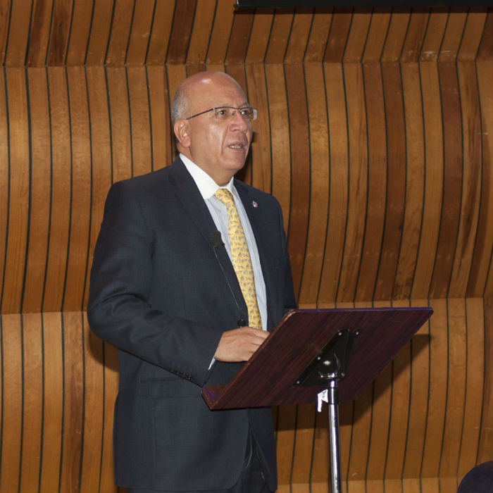 El gran poeta Vicente Quirarte y su amor desaforado por las ballenas. Foto: El Colegio Nacional