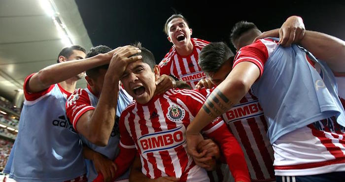 El futbolista Javier López (c), de las Chivas del Guadalajara, fue registrado al celebrar un gol que le anotó a los Pumas de la UNAM, durante un partido de la jornada 12 del Torneo Clausura del fútbol en México, en el estadio "Omnilife" de Guadalajara (México). Foto: EFE