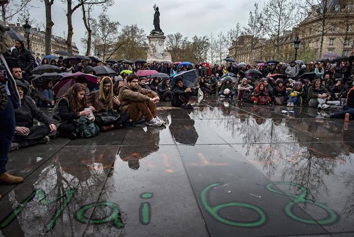 Seguidores del movimiento "Nuit debout" ("Noche en pie") en una asamblea general en la Plaza de la República de París, este jueves. Foto: EFE
