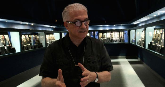 El artista Osvaldo Salerno, autor de la muestra de cuchillos fabricados artesanalmente por presos de la cárcel Tacumbu de Asunción, puesta en exhibición en centro cultural de una entidad bancaria en Asunción. Foto: EFE