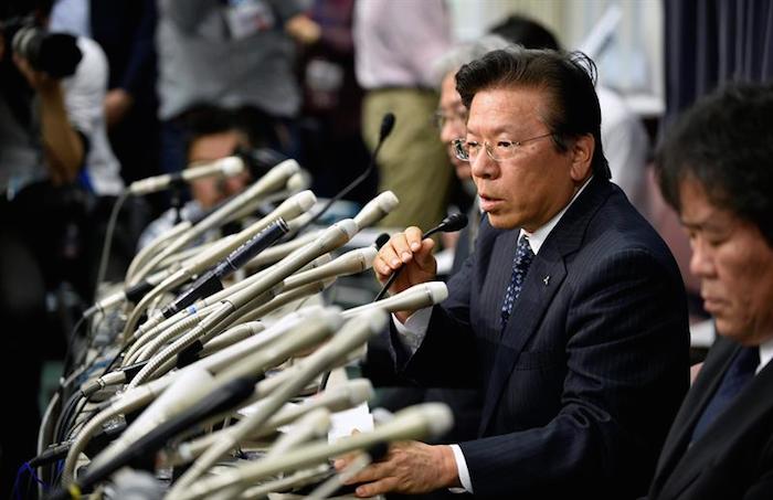 El presidente del fabricante nipón de vehículos Mitsubishi Motors, Tetsuro Aikawa, ofrece una rueda de prensa en la sede del Ministerio de Transporte, Infraestructura y Turismo en Tokio, Japón. Foto: EFE