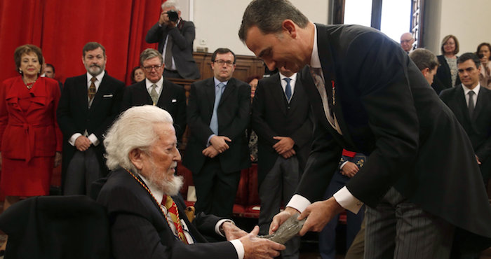 Fernando del Paso, recibió de manos del rey Felipe, el Premio Cervantes, máximo galardón de las letras en castellano. Foto: EFE