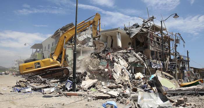 Organismos de socorro de Pedernales (Ecuador) participan en el rescate de víctimas de entre los escombros. Foto: EFE