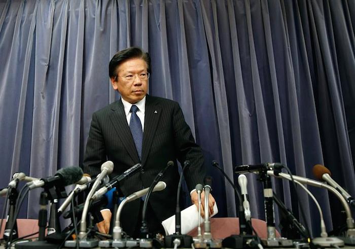 El presidente del fabricante nipón de vehículos Mitsubishi Motors, Tetsuro Aikawa (d), ofrece una rueda de prensa en el Ministerio de Transporte e Infraestructura japonés en Tokio, japón. Foto: EFE