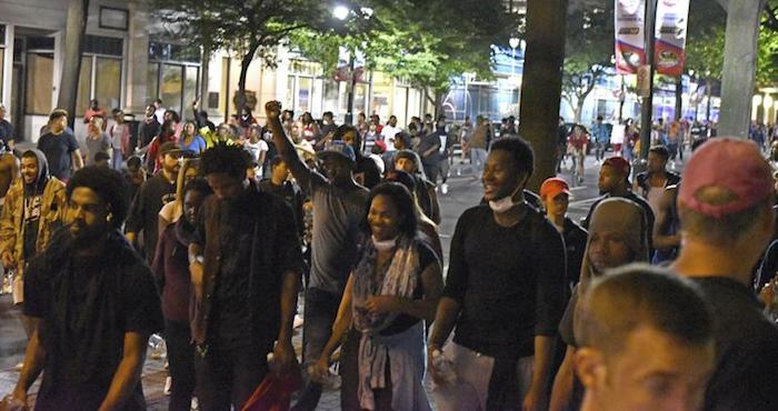 Manifestantes protestan en el centro de Charlotte en Carolina del Norte (Estados Unidos), pese al toque de queda. Foto: EFE