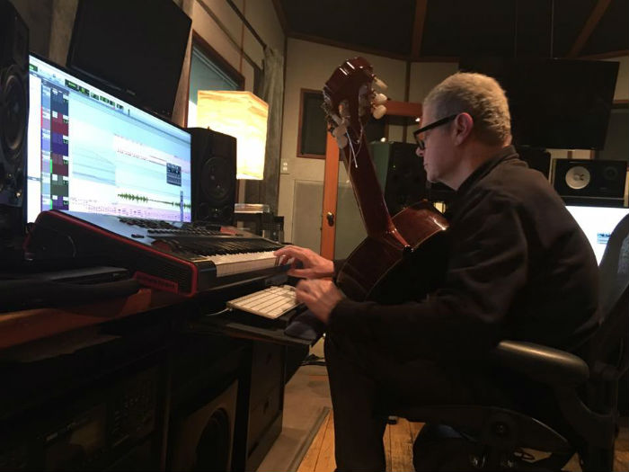 El productor en su estudio de Los Ángeles. Foto: Facebook