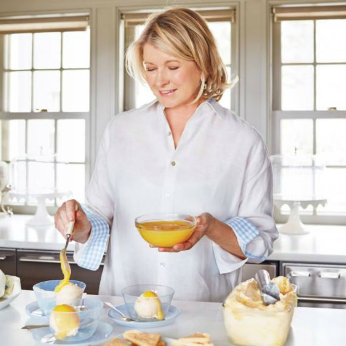 Había momentos, como hoy, que pensaba en su vieja tienda de ultramarinos y aunque la había cerrado hace tantos años atrás, en mil novecientos noventa y seis, pensaba que esa vida era mejor a esta, que Martha Stewart le había hecho más daño que bien, aconsejándola, siendo su confidente, ayudándola a entrar a la televisión y volviéndola famosa. Foto: Shutterstock