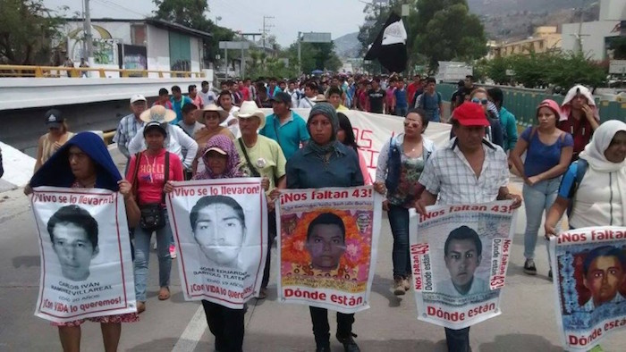 A 19 meses de la despaarción de los 43 normalistas,los familiares y activistas marchan en la Autopista del Sol y piden la permanencia del GIEI. Foto: Lenin Ocampo, El Sur.