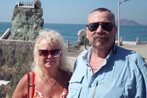 La pareja, junto con su hijo y su nuera, se encontraban de regreso a Mazatlán tras almorzar en El Quelite, ubicado a 33 kilómetros al norte de Mazatlán. De manera sorpresiva un coche se les atravesó, obligándolos a detenerse. Foto: CBC News