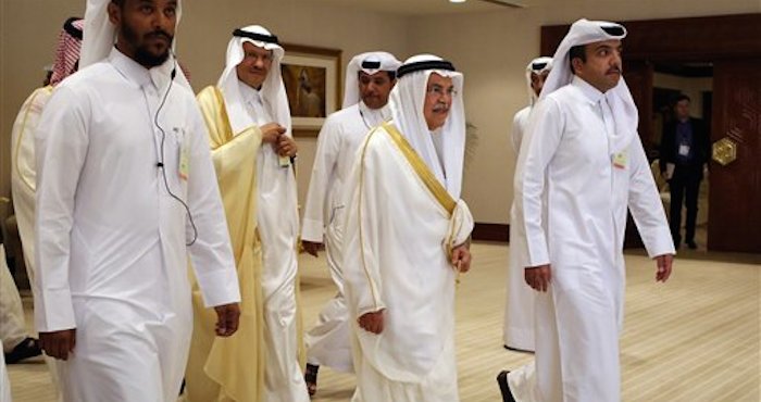 El ministro saudí de petróleo Ali al-Naimi (a la derecha) llega a una cumbre de naciones petroleras en Doha, Catar. Foto: AP