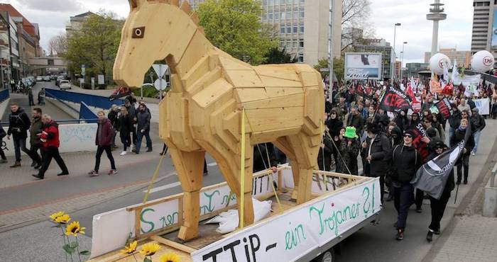 Miles de personas protestaron hoy contra el tratado de libre comercio entre la Unión Europea (UE) y Estados Unidos. Foto: EFE
