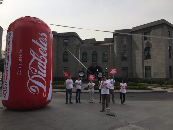 Este martes integrantes de esa agrupación realizaron una protesta a un costado de la Estela de Luz donde colocaron un inflable en forma de lata de refresco con la leyenda "diabetes". Foto: SinEmbargo.