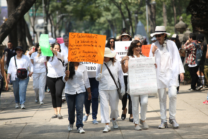 Los manifestantes cargaron pancartas con las consignas: “Mancera, ¡ya no circulas!”, “No al Hoy No Circula”, y “Sr. Gobernador: La solución es la correcta refinación de la gasolina”, “No ridículos límites de velocidad”. Foto: Francisco Cañedo, SinEmbargo