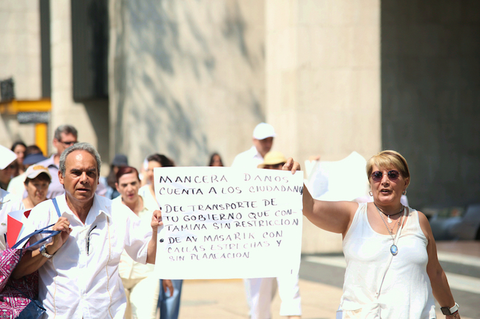 Los manifestantes reclamaron al Gobierno de Miguel Ángel Mancera Espinosa las medias "arbitrarias" del Hoy No Circula. Foto: Francisco Cañedo, SinEmbargo 