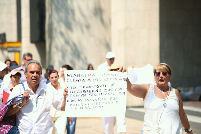 Los manifestantes reclamaron al Gobierno de Miguel Ángel Mancera Espinosa las medias "arbitrarias" del Hoy No Circula. Foto: Francisco Cañedo, SinEmbargo