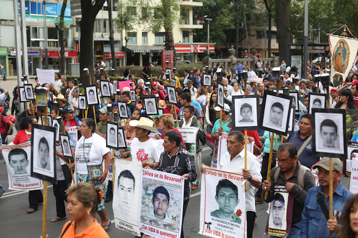 Durante la movilización de esta tarde, los padres recriminaron al Presidente Enrique Peña Nieto que no haya cumplido con su compromiso de llegar a la verdad de lo sucedido en Iguala. Foto: Francisco Cañedo, SinEmbargo