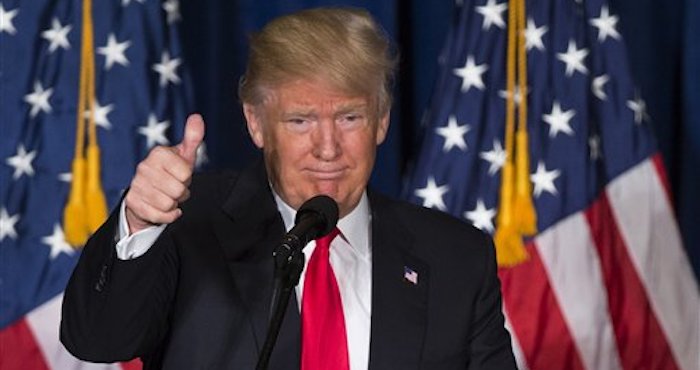 Donald Trump, aspirante a la nominaciÛn republicana a la presidencia, hace una seÒal optimista con el dedo tras pronunciar un discurso sobre polÌtica exterior en el Hotel Mayflower en Washington, el miÈrcoles 27 de abril de 2016. La afirmaciÛn de Trump de que Hillary Clinton est· usando ìla tarjeta de las mujeresî atrajo intensas crÌticas el miÈrcoles, tanto de la lÌder en la contienda por la nominaciÛn demÛcrata a la presidencia como de decenas de miles de personas en las redes sociales. (Foto AP/Evan Vucci)