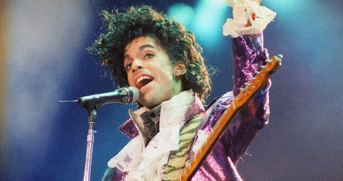 La gente cantó su hit Purple Rain a las afueras del club First Avenue en Minneapolis donde se filmó en 1984 gran parte de la película del mismo nombre. Foto: AP