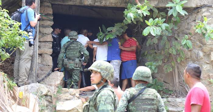 En la imagen, militares aseguran la zona en donde fue hallado otro cadáver en Icacos. Foto : Carlos Alberto Carbajal, El Sur.