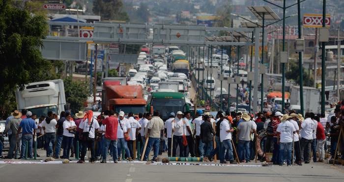 Pobladores de localidades de Leonardo Bravo, Heliodoro Castillo y San Miguel Totolapan, además de transportistas, durante el bloqueo de la Autopista del Sol. Foto: Cuartoscuro.
