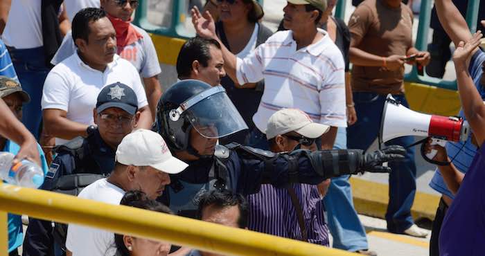 El saldo, 64 detenidos y una decena de heridos, entre ellos cuatro agentes que habrían sido recibidos a balazos. Durante el desalojo fueron aseguradas armas largas. Foto: Cuartoscuro.