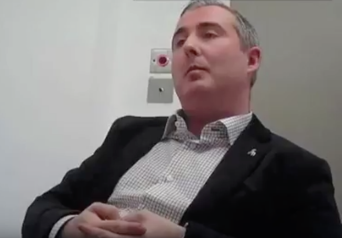 El médico británico, especialista en ginecología, habría admitido en una cámara oculta haber dopado a 150 deportistas, añaden los medios. Foto: Captura de pantalla.