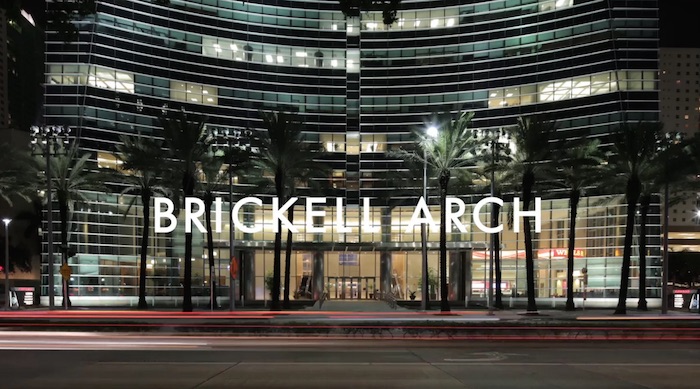 El edificio Brickell Arch, una torre de vidrio 36 pisos, alberga también oficinas y bufetes, y el lujoso hotel Conrad Miami, de la cadena Hilton, entre otros. Foto: Gaedeke Group