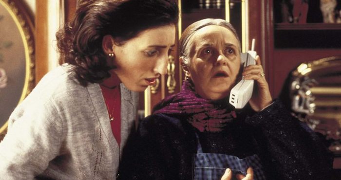 Chus Lampreave con Rossy de Palma en La Flor de mi secreto, de Pedro Almodóvar. Foto: especial.