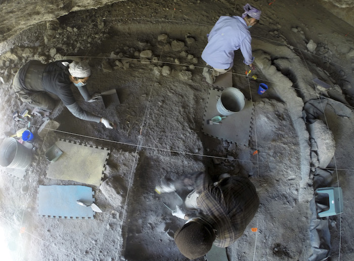 El arqueólogo Júpiter Martínez Ramírez, investigador del INAH que registró el descubrimiento y titular del Proyecto Arqueológico Sierra Alta de Sonora, señala que este hallazgo confirma la continuidad de la cultura Casas Grandes en la tribu desaparecida de los ópatas. Foto: Cuartoscuro