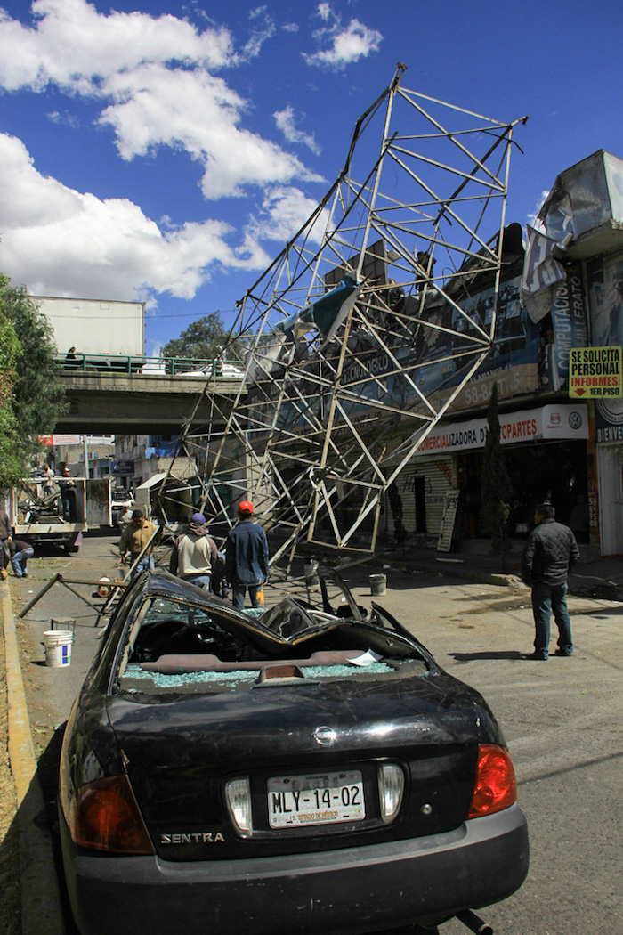En marzo pasado, un anuncio espectacular de más de 15 metros de altura colocado sobre la avenida 20 de Noviembre en la colonia Los Morales, en Tultitlán, sobre el nivel de piso se vino abajo después de las ráfagas de viento. Foto: Cuartoscuro.
