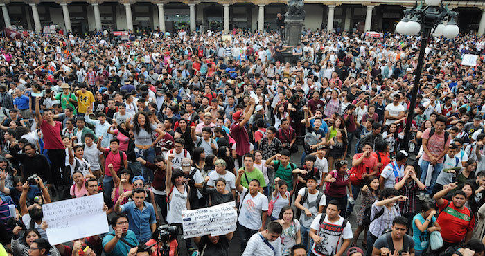 Estudiantes del IPN durante una marcha frente a las oficinas de la SEP. Foto: Archivo/Cuartoscuro.