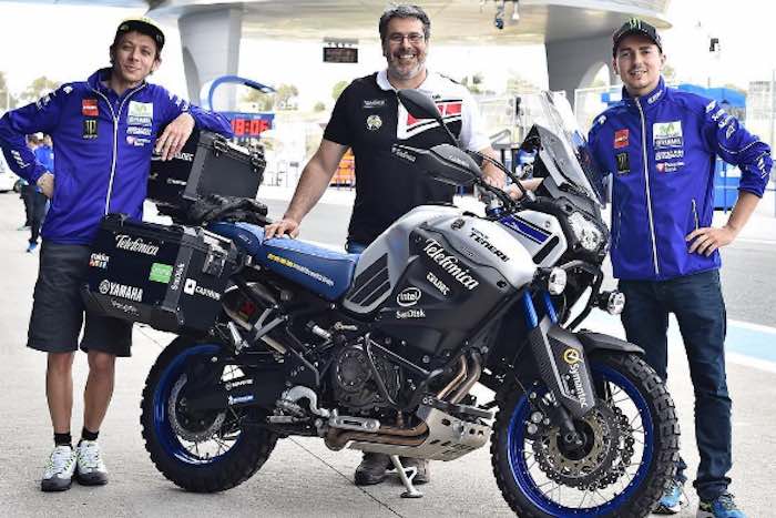 En la imagen, los motociclistas profesionales Valentino Rosi (izq.), Hugo Scagnetti (centro) y Jorge Lorenzo (der.) mostrando la Yamaha Super Ténéré XT1200Z. Foto: telefonica.yamaha.globalrider.org.