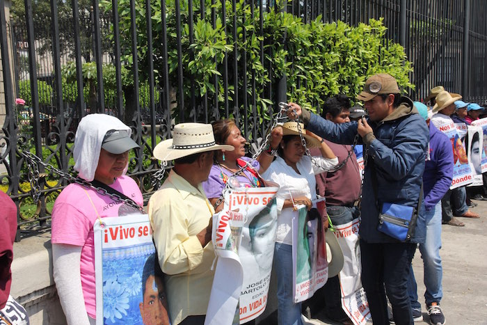 El pasado domingo, los padres de los 43 normalistas desaparecidos finalizaron su plantón de 43 horas frente a la Secretaría de Gobernación (Segob), donde los manifestantes se encadenaron a las rejas como una "muestra de dignidad y coraje". Foto: Luis Barrón, SinEmbargo.