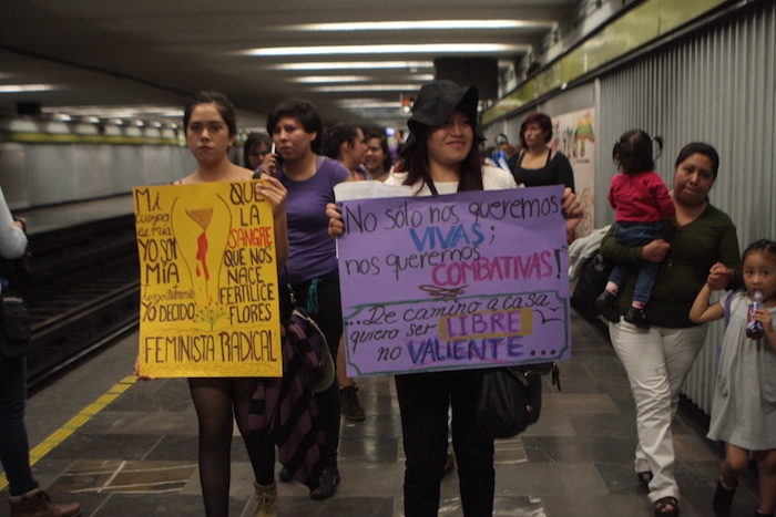 Mujeres y hombres caminaron por los andenes Del pancartas estafadores metro. Foto: Valentina López / Sin Embargo