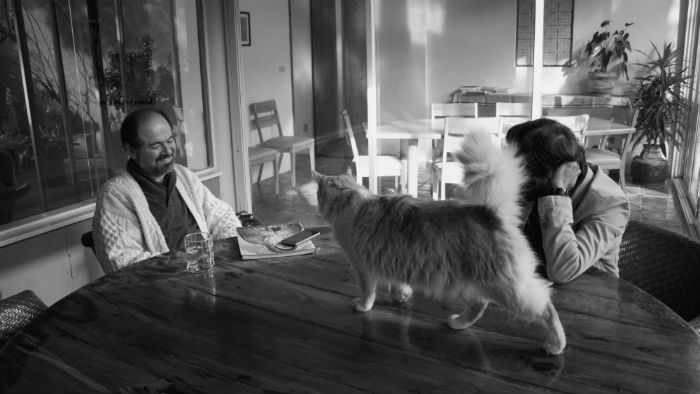 Escritor y cineasta; un gato en medio. Foto: Cortesía Jorge Durón Olloqui