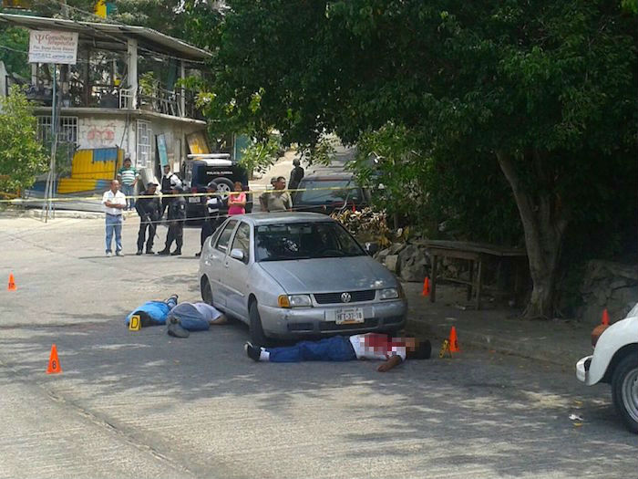 El ataque ocurrió a unos 10 metros de un sitio de taxis ubicado en la calle Ocho de la parte alta de la colonia Icacos. Foto: Carlos Alberto Carbajal, El Sur.
