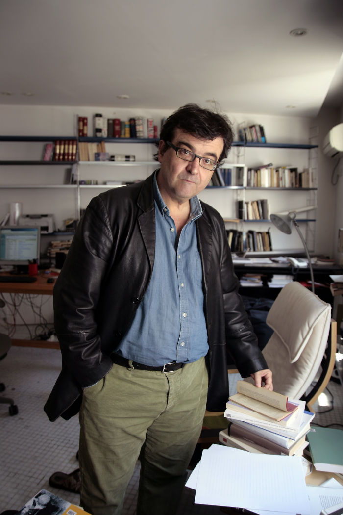 Uno tiene que estar replanteándose constantemente sus propios principios, para que escribir no se convierta en una fórmula, dice Cercas. Foto: PRH / Marta Calvo