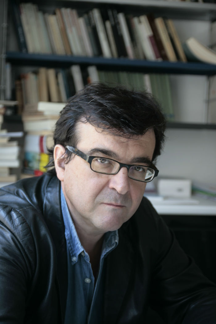 Javier Cercas prepara su nueva novela, de la que no ha querido dar ningún detalle. Foto: PRH / Marta Calvo