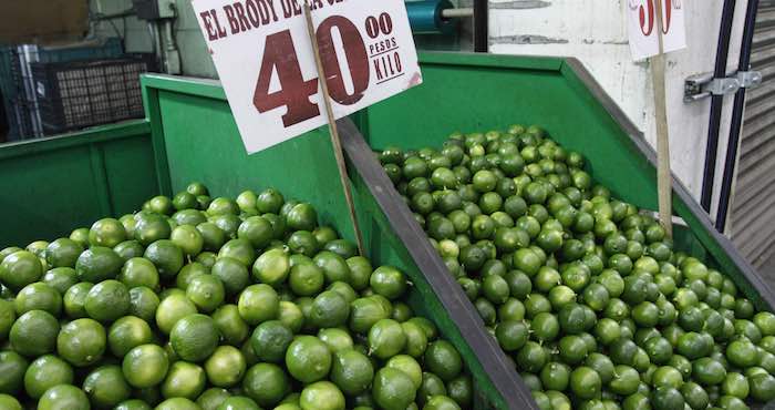 A partir de este martes, la Sedesol comenzó a distribuir el producto en cinco mil tiendas Diconsa en establecimientos cercanos a zonas urbanas, donde desde la semana pasada se detectó el aumento en los precios que van de 30 hasta 50 pesos. Foto: Cuartoscuro.