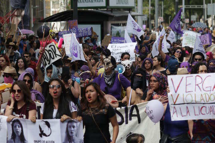 La marcha contra la violencia a la mujer a su paso por Reforma. Foto: Francisco Cañedo, SinEmbargo 