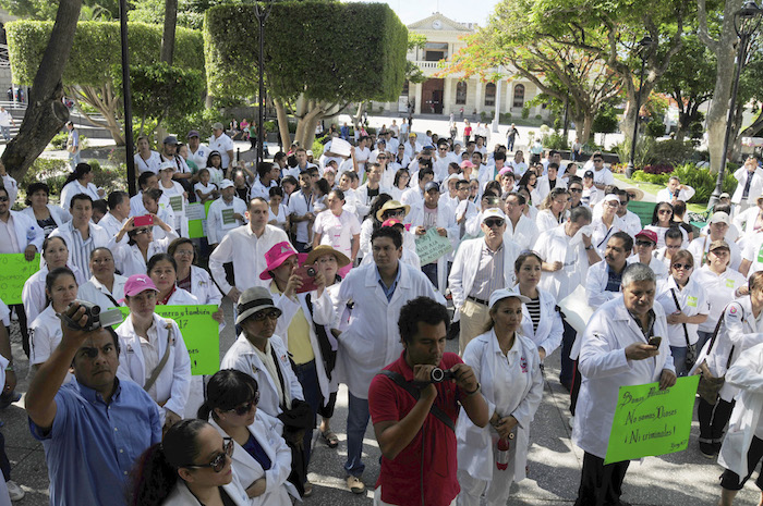 Los trabajadores del sector salud de Guerrero se han manifestado en diversas ocasiones ante la crisis de inseguridad que atraviesa la entidad. Foto: Cuartoscuro/Archivo