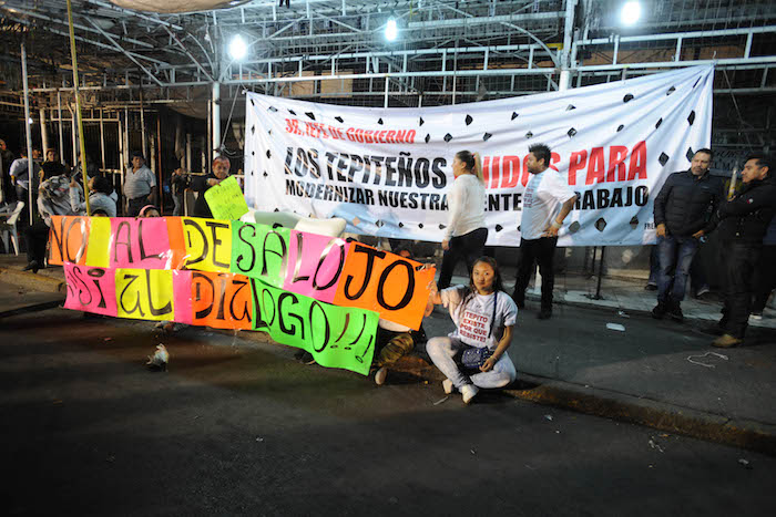 Comerciantes se manifiestan con pancartas. Foto: Cuartoscuro
