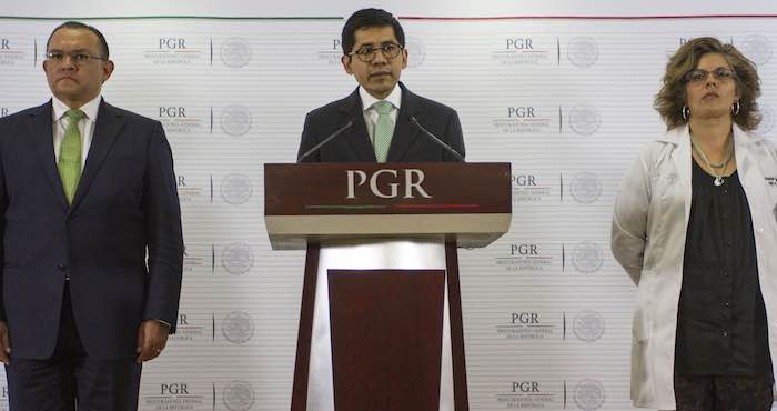 Eber Omar Betanzos Torres (centro), titular de la Subprocuraduría de Derechos Humanos Prevención del Delito y Servicios a la Comunidad, encabezó la conferencia de prensa donde la PGR respondió al informe del GIEI. Foto: Cuartoscuro.